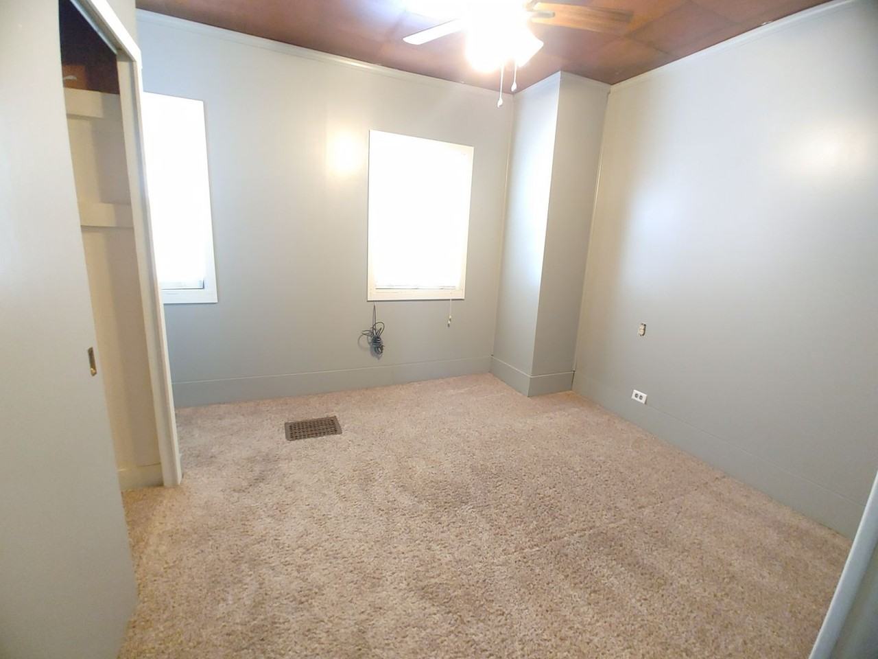 918 N Oak St - Photo 6 of 9