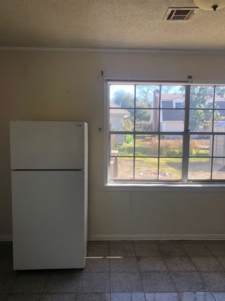 933 Landry St - Photo 3 of 12