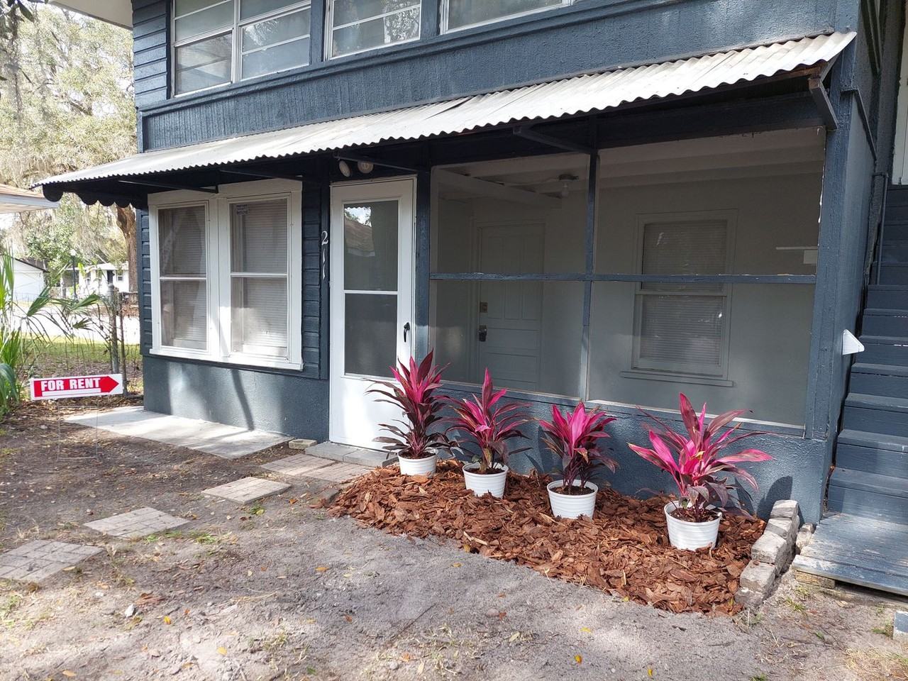 211 Lenox St - Photo 3 of 20