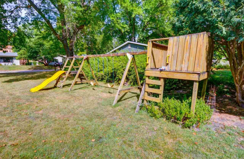 203 E College St - Photo 3 of 25