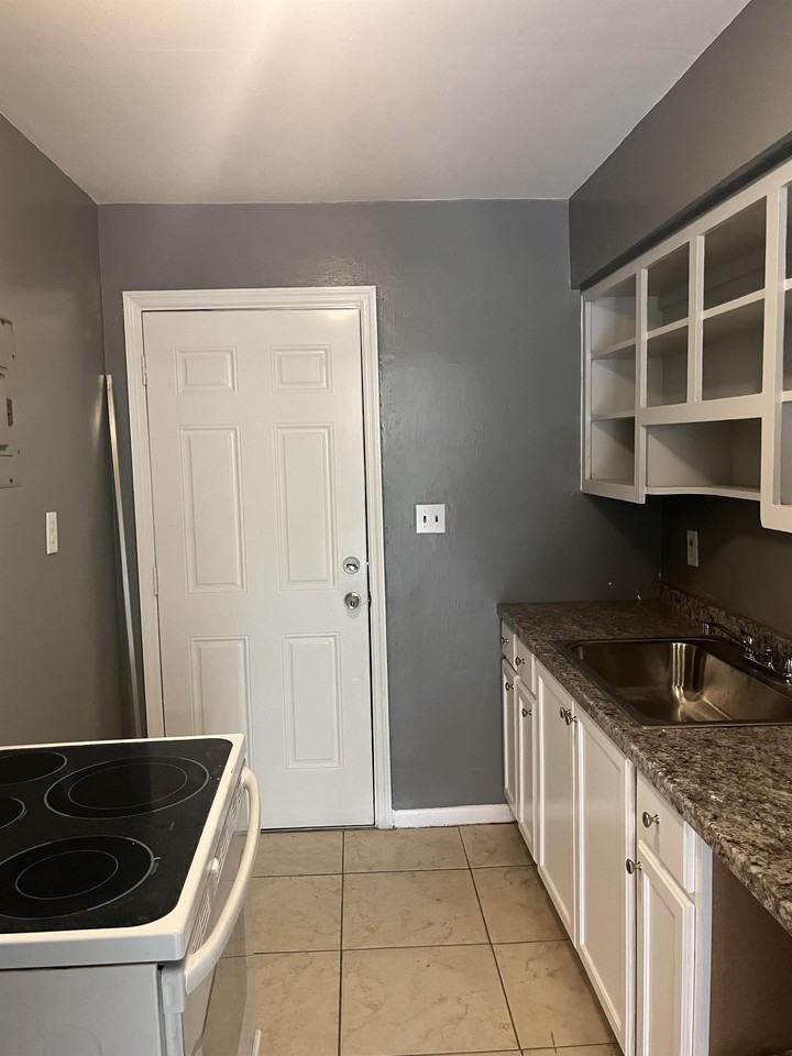 2258 Northwest 83rd Street - 1Unit B #1 - Photo 3 of 8