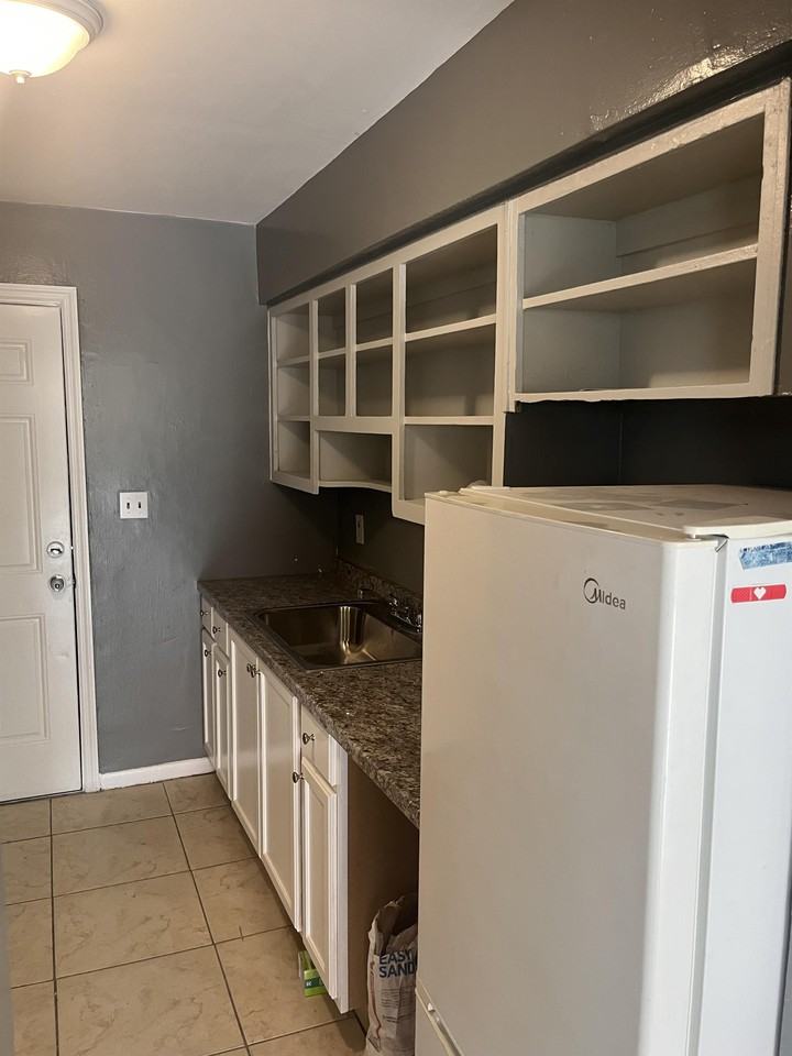 2258 Northwest 83rd Street - 1Unit B #1 - Photo 4 of 8