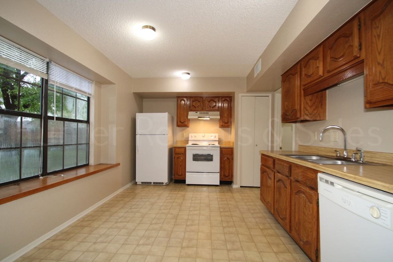 1905 Meadowbrook Dr - Photo 7 of 22