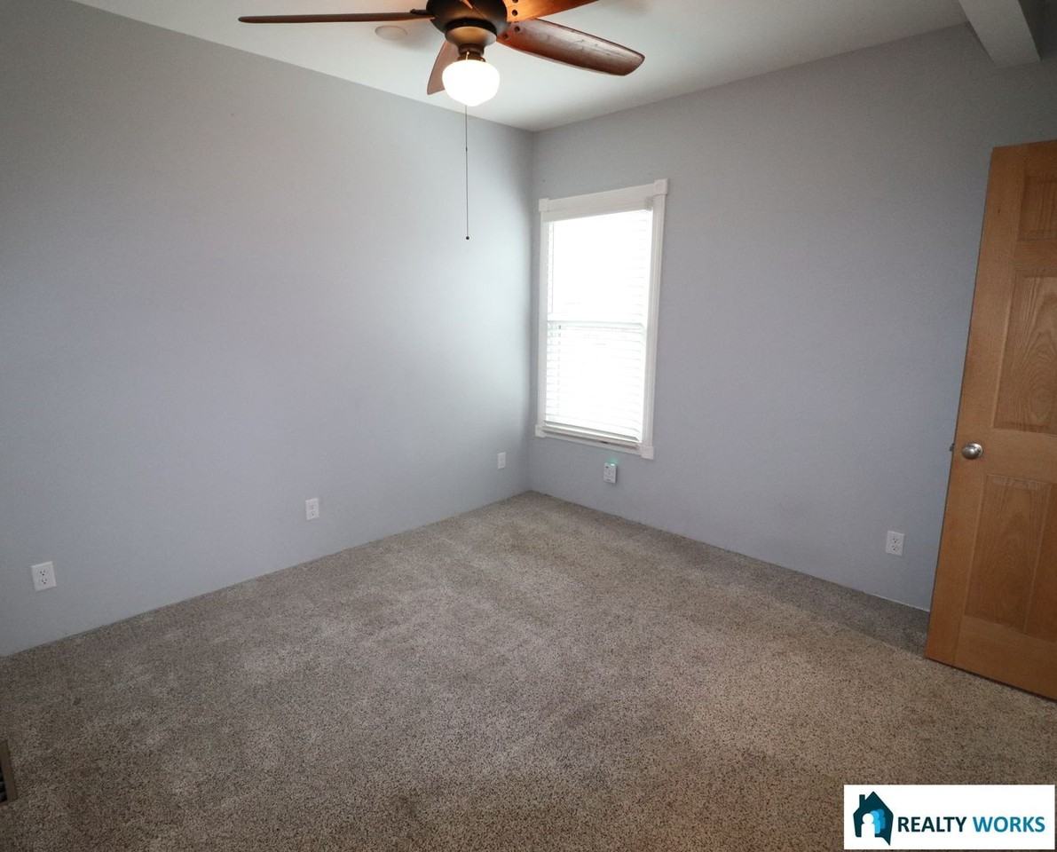 3348 S 42nd St - Photo 4 of 10