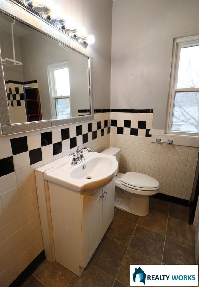 3348 S 42nd St - Photo 5 of 10