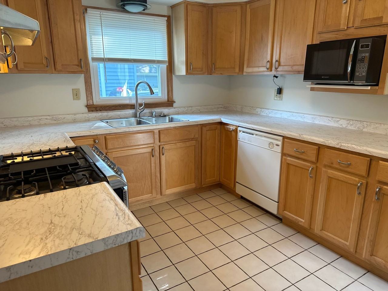 3725 Sussex Ln - Photo 3 of 20