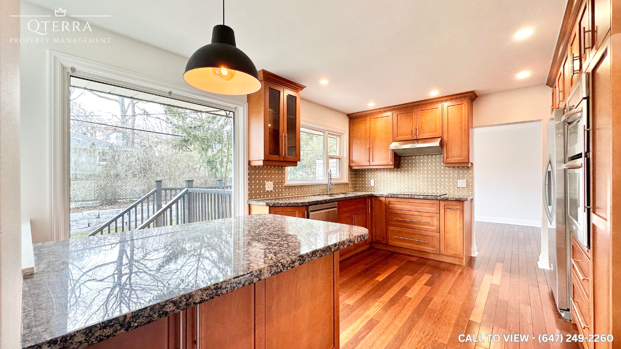 3166 The Credit Woodlands, Mississauga, Ontario L5C 2J4 - Photo 2 of 27