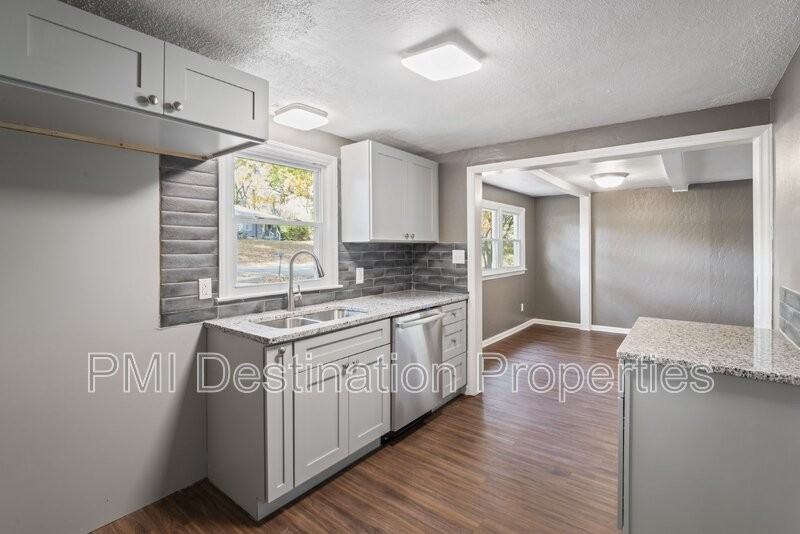 2807 N 52nd St - Photo 3 of 21