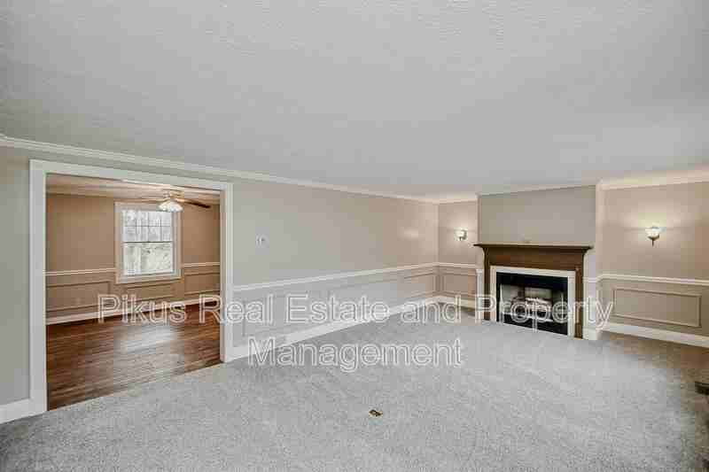 3446 Lochlomond St - Photo 3 of 31