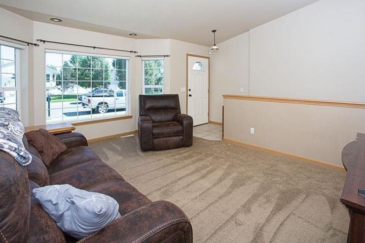 1222 Mossman Dr - Photo 2 of 7