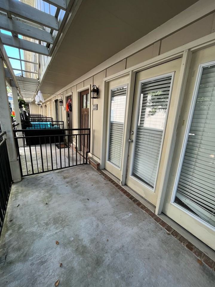 833 Old Greenville Highway - Photo 2 of 20