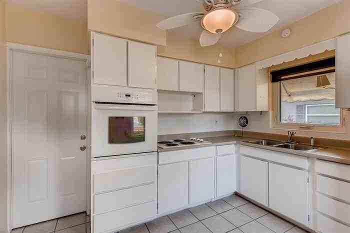 1912 Ridgewood Dr - Photo 3 of 12