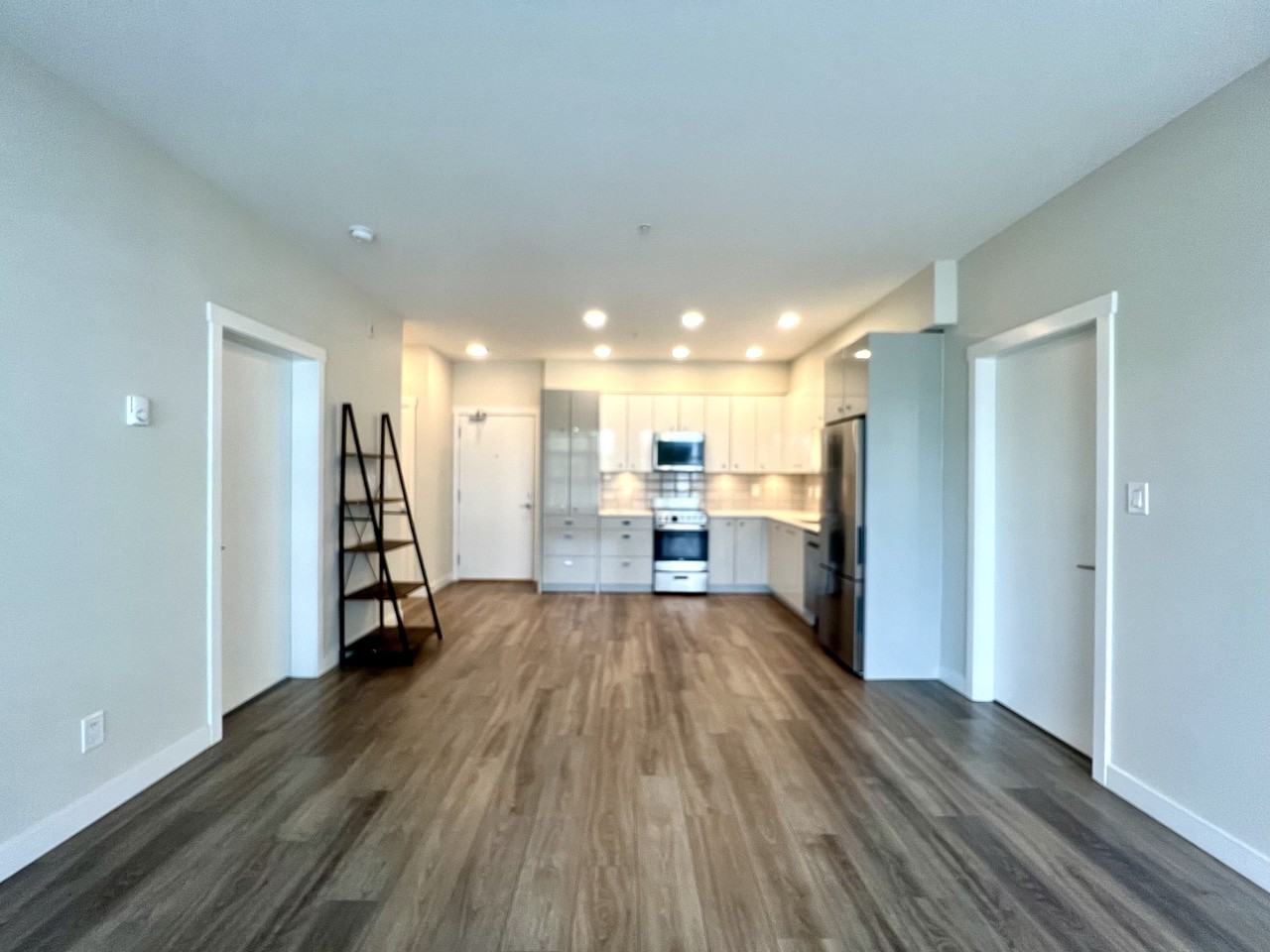 Surrey Central 2bdrm/2 bath For Rent - Photo 2 of 10