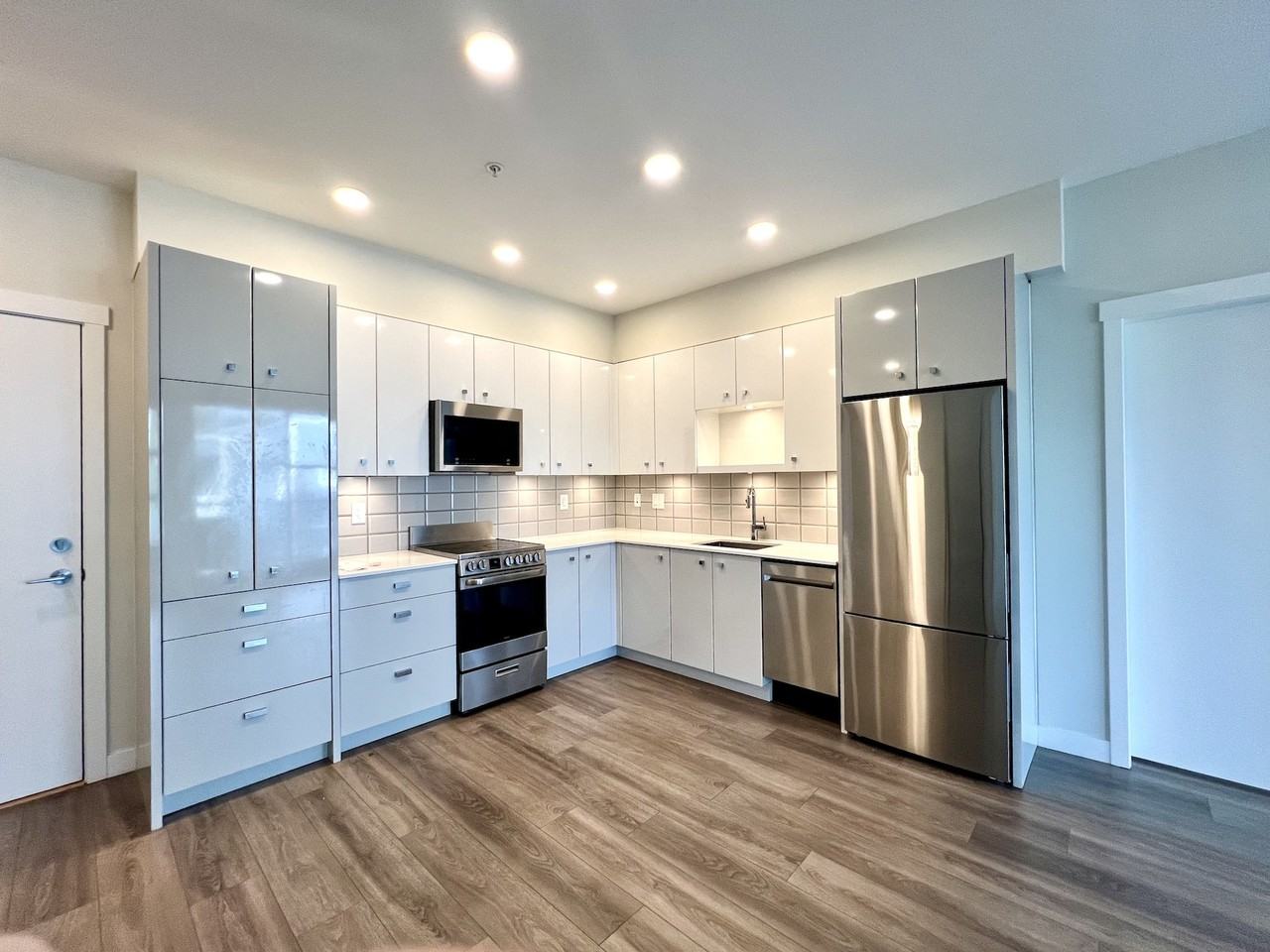 Surrey Central 2bdrm/2 bath For Rent - Photo 3 of 10