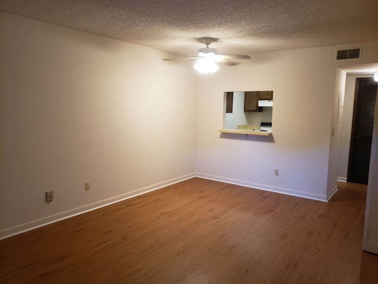 298 Yelton Ct - Photo 3 of 8