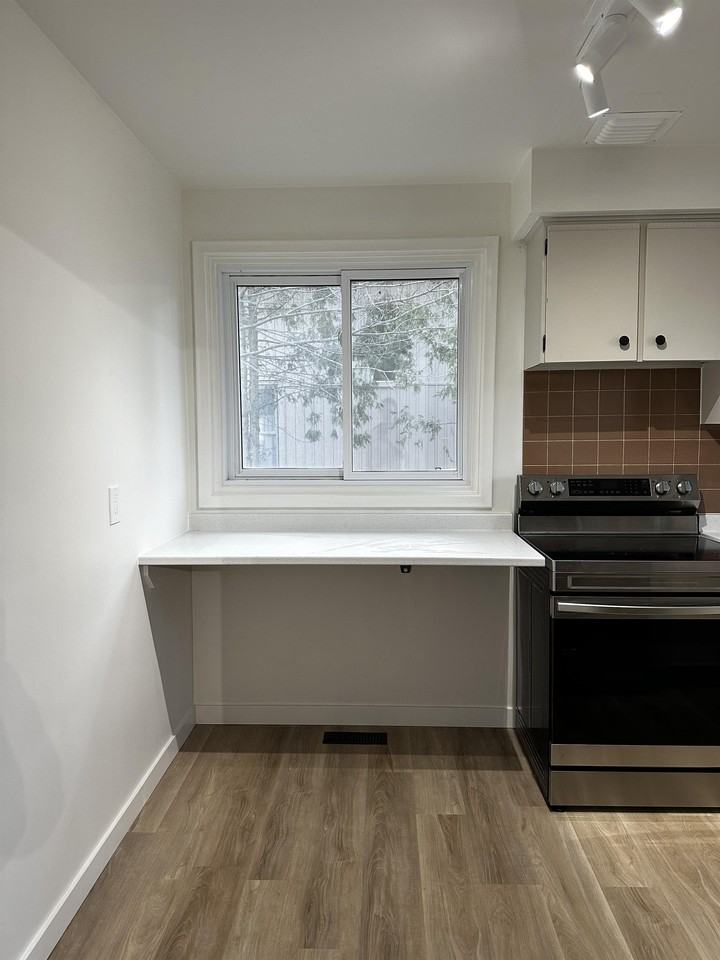 147 Riddell St #1 - Photo 2 of 7