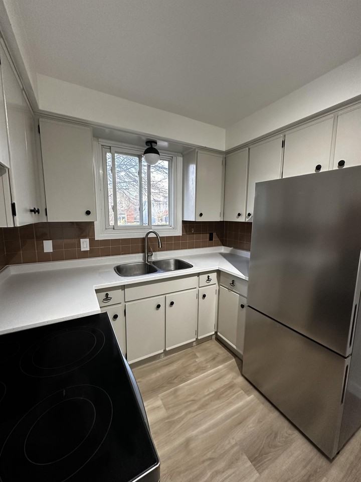 147 Riddell St #1 - Photo 3 of 7