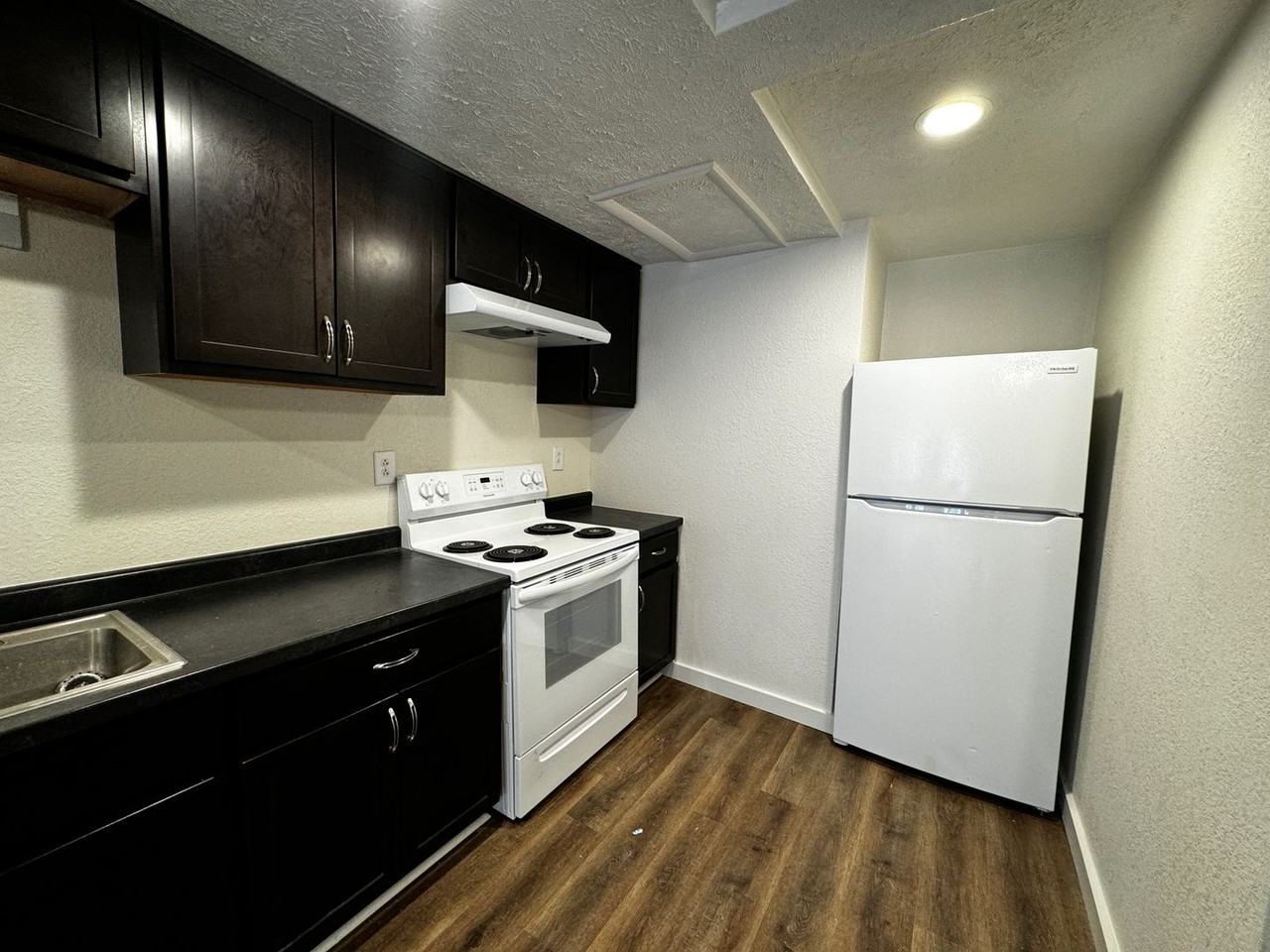 601 W Franklin St #D - Photo 3 of 12