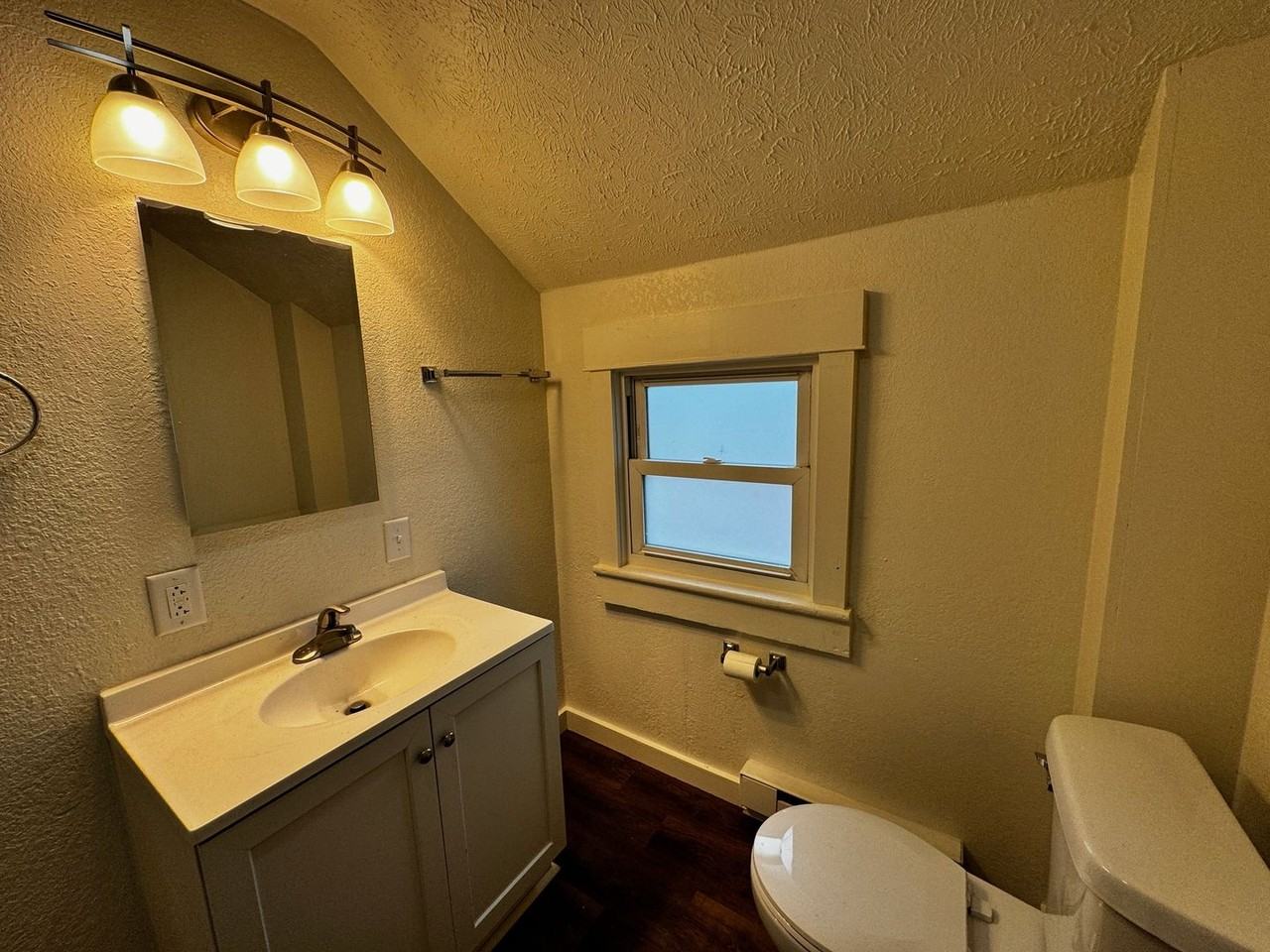 601 W Franklin St #D - Photo 6 of 12