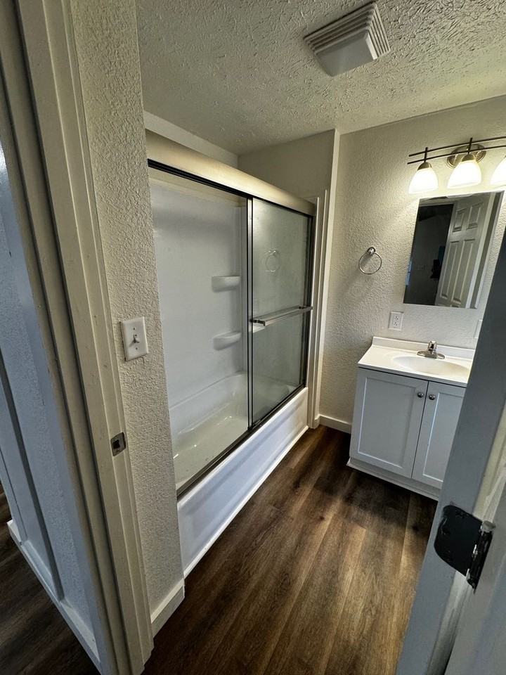 601 W Franklin St #D - Photo 7 of 12