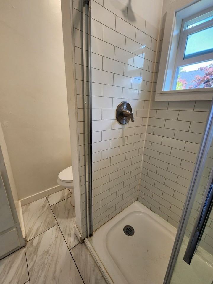 1005 Newell St - Photo 4 of 14