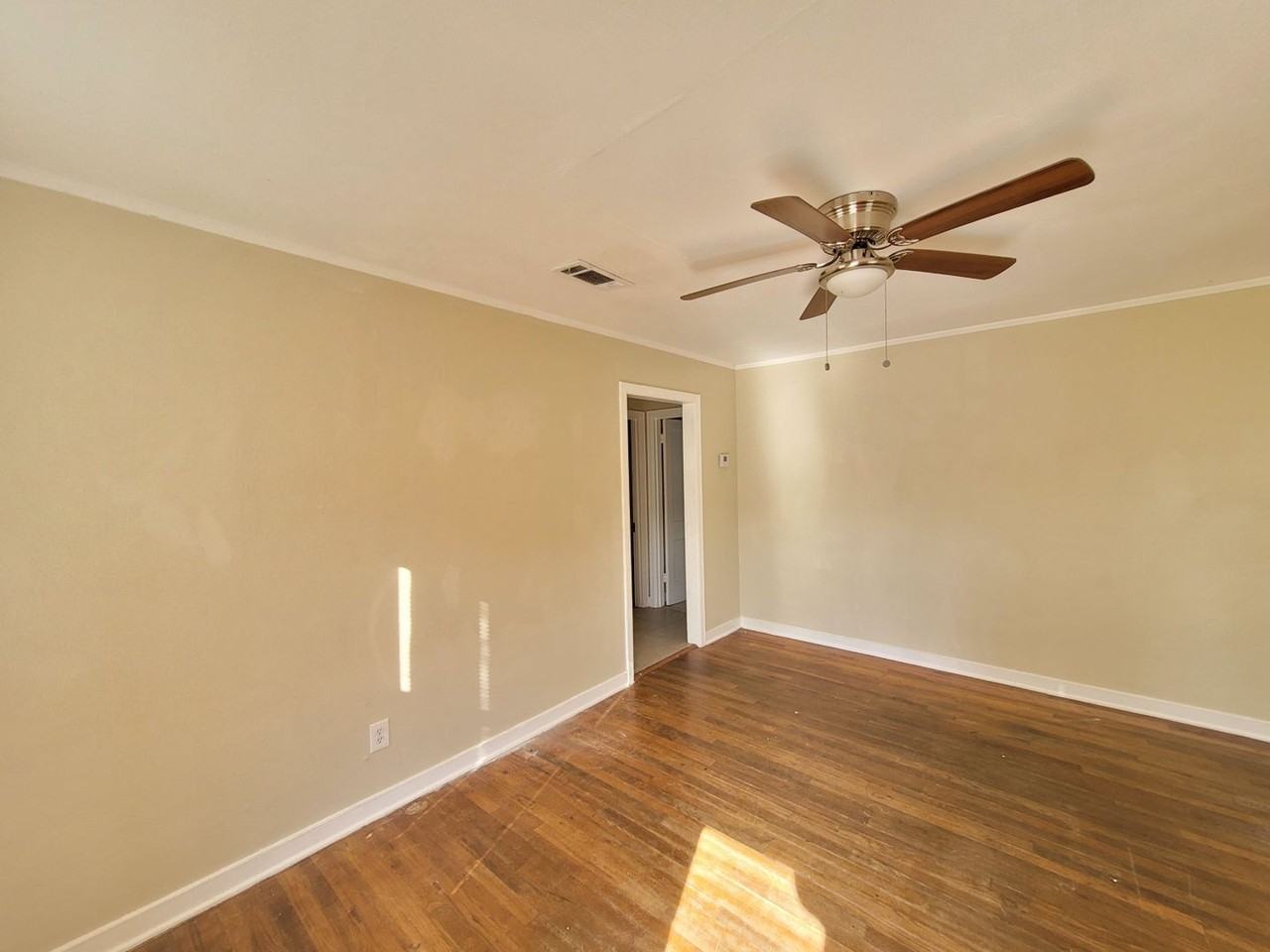 1408 Dexter Ave - Photo 6 of 14