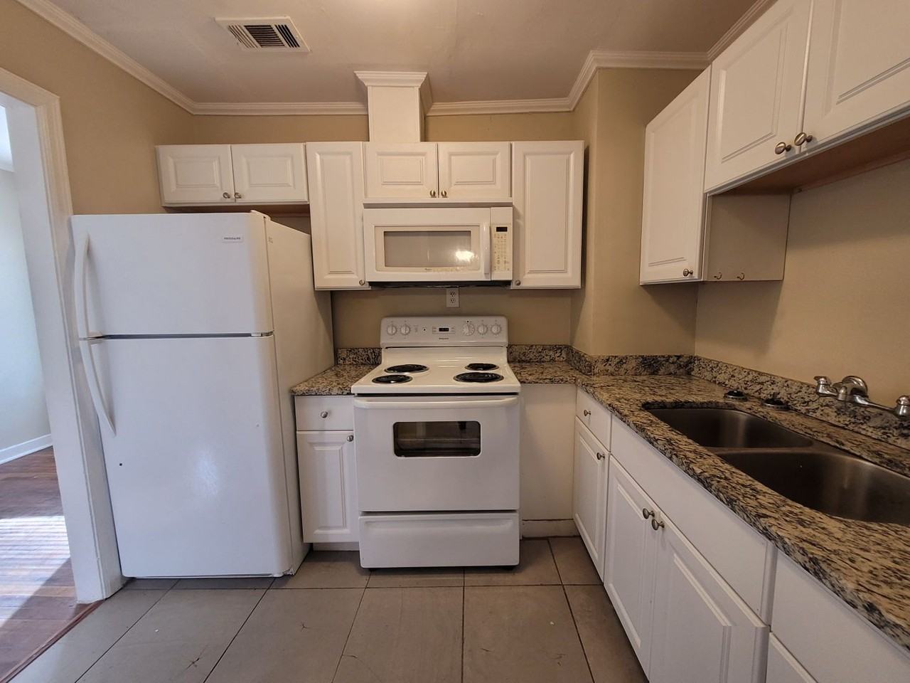 1408 Dexter Ave - Photo 7 of 14