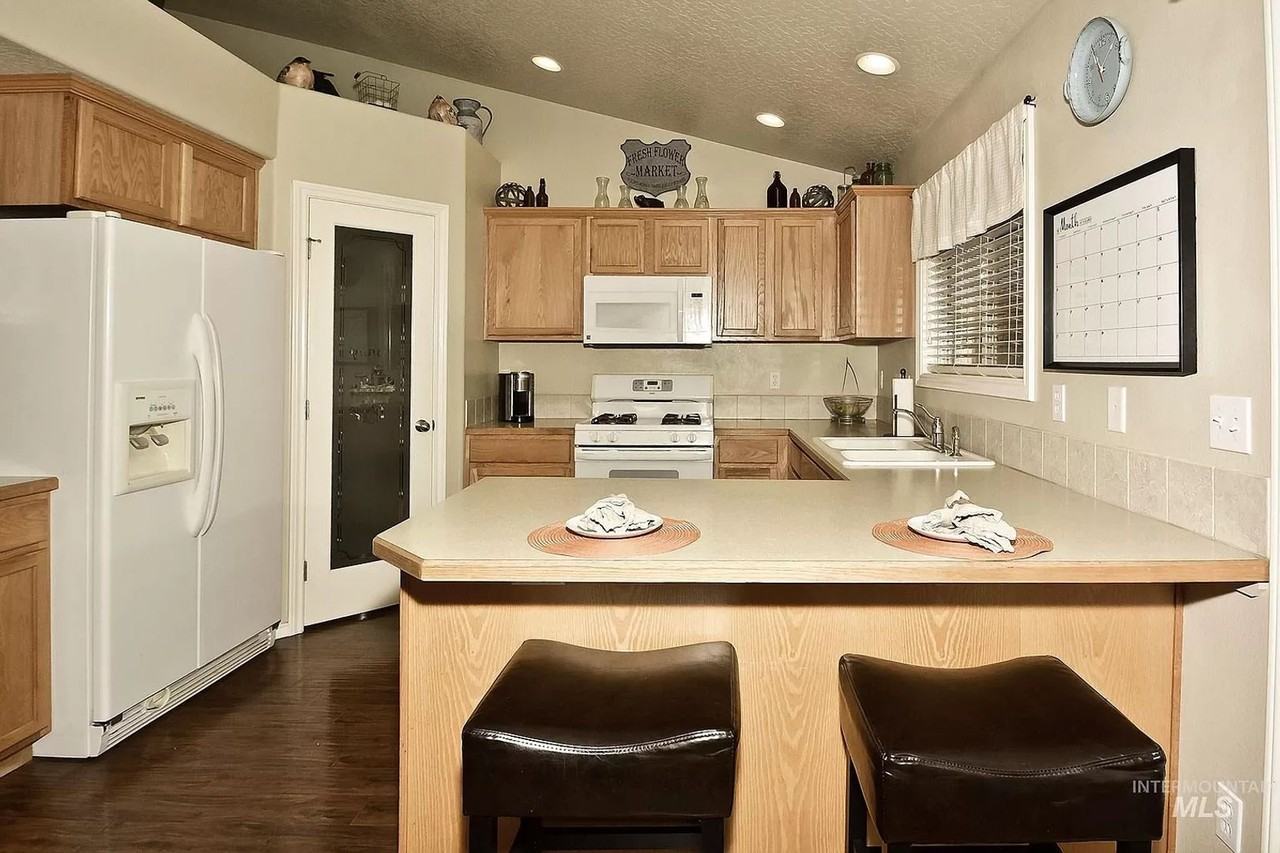 10122 W Aguila Ct - Photo 3 of 22