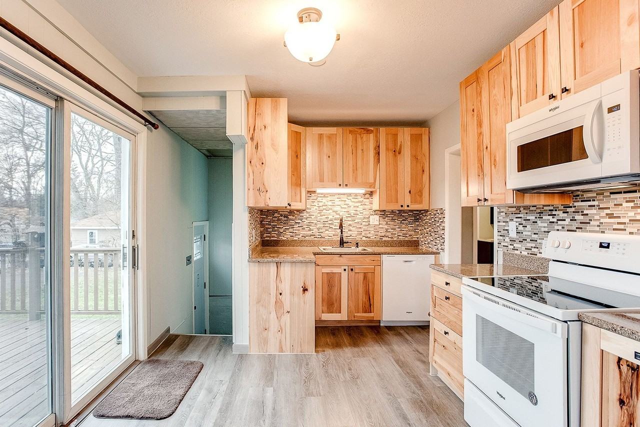 2134 Bush Ave E - Photo 3 of 12