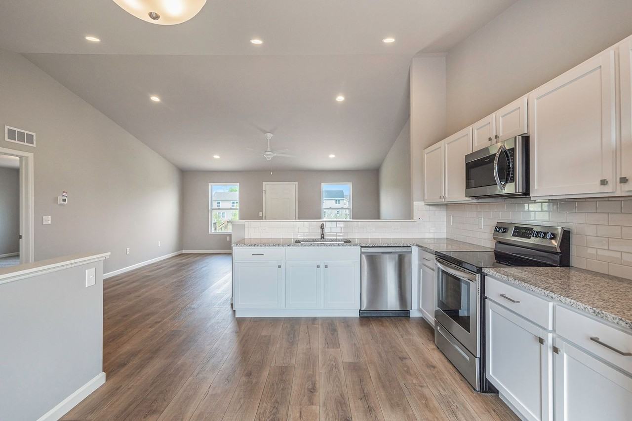 3049 Trafalgar Dr - Photo 3 of 17