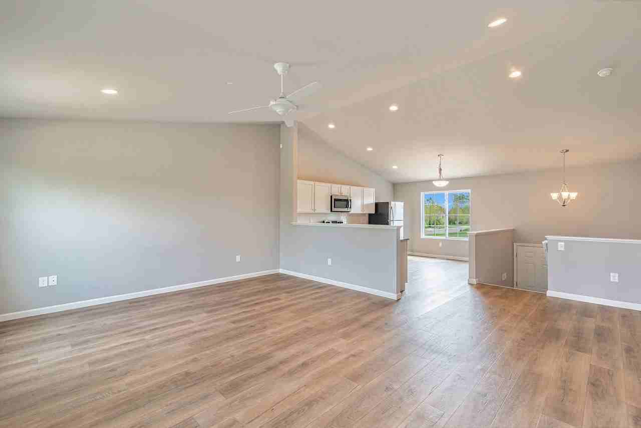 3049 Trafalgar Dr - Photo 4 of 17