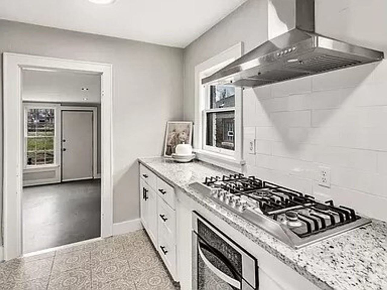 918 W Hill St - Photo 4 of 15