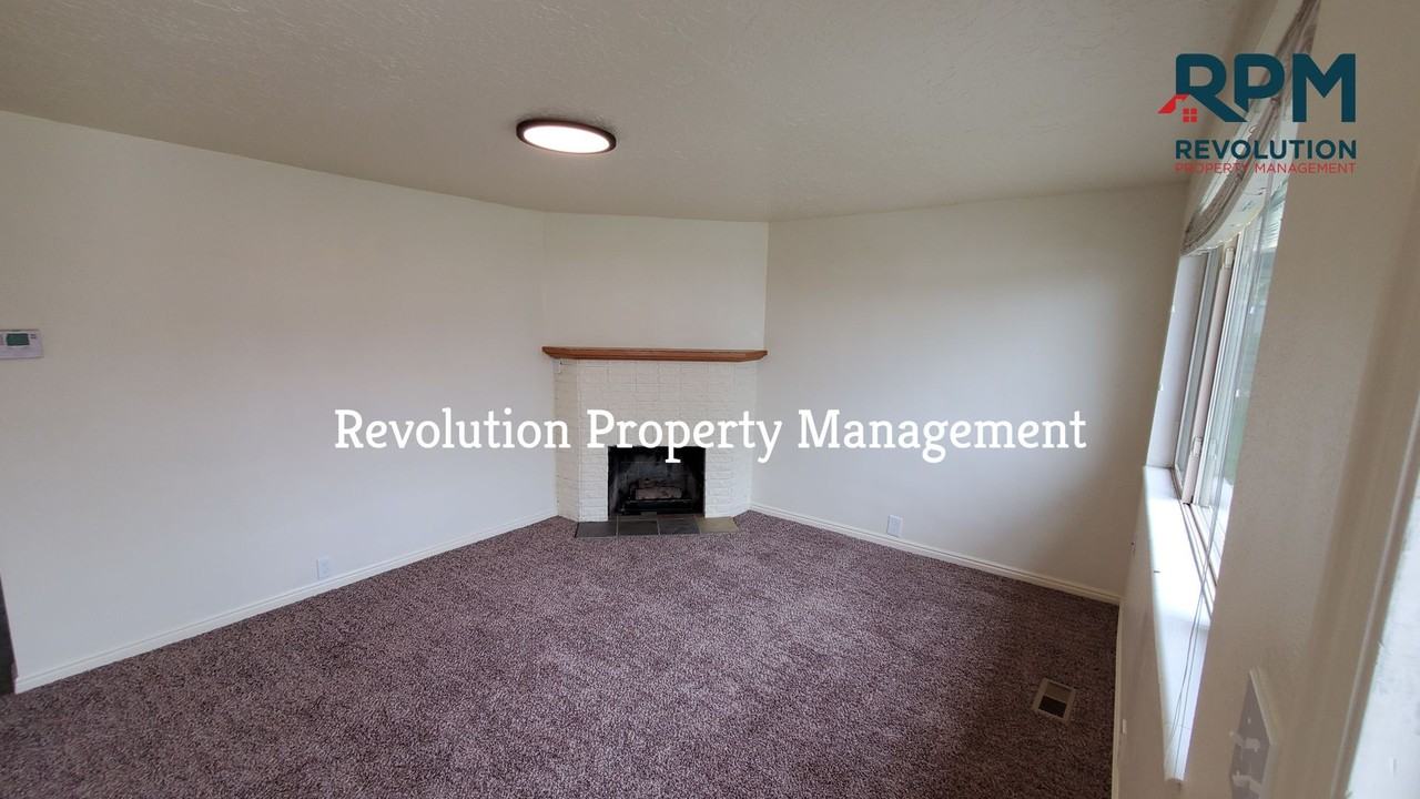 605 E 350 N - Photo 3 of 10