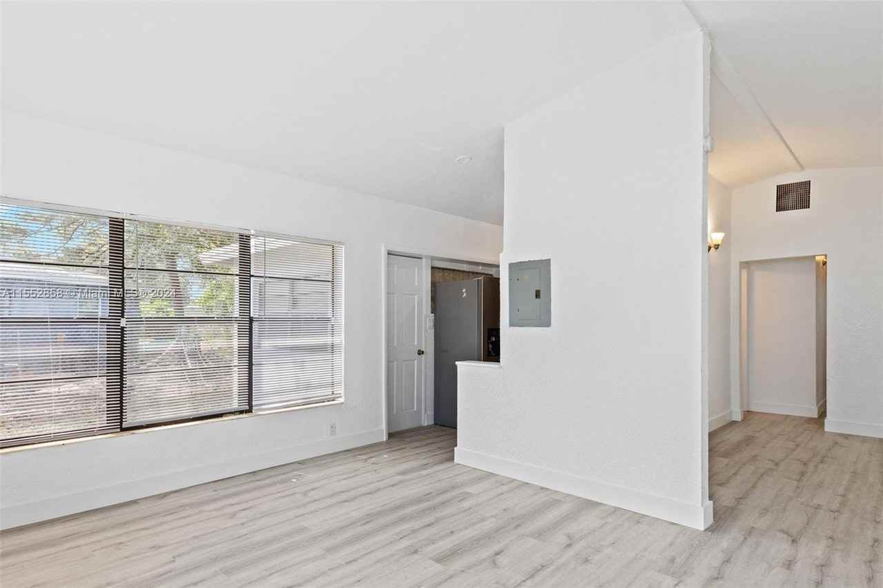 1557 Nw 15th Ave - Photo 3 of 8