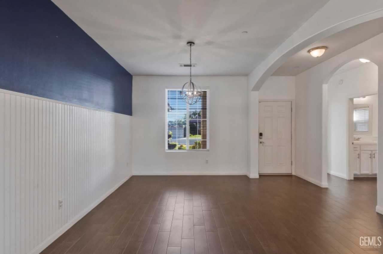 11004 Corbett Canyon Dr - Photo 3 of 32