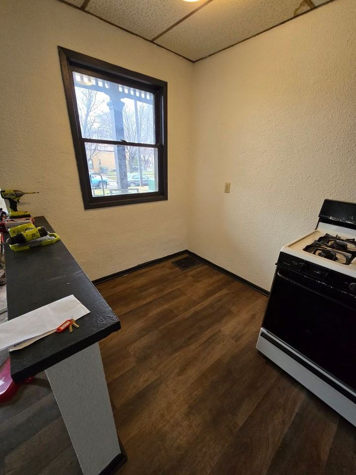 RENT SUX - 707 9TH ST - Photo 3 of 6