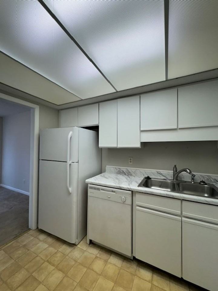 325 S West St - Photo 2 of 9