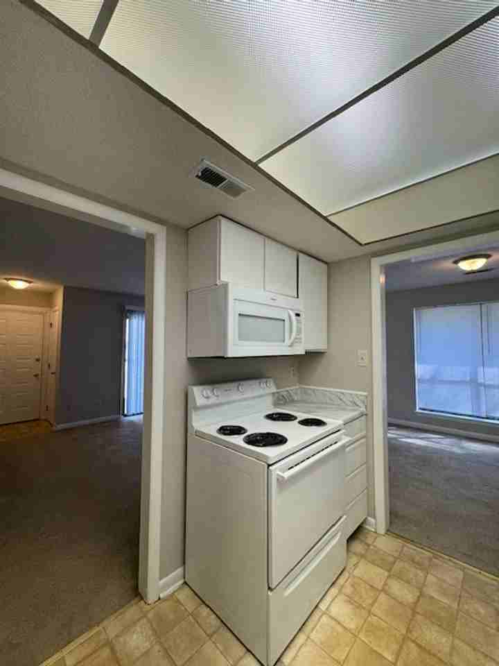 325 S West St - Photo 3 of 9