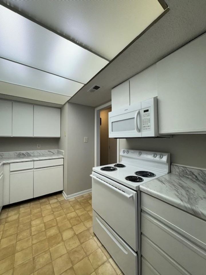 325 S West St - Photo 4 of 9