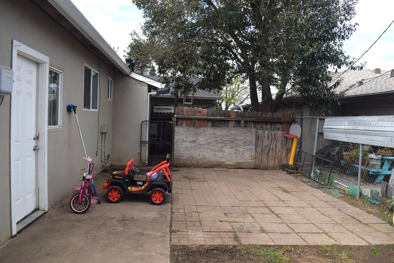 6903 Fruitridge Rd, Sacramento, CA 95820 2 Bedroom House for 1,745