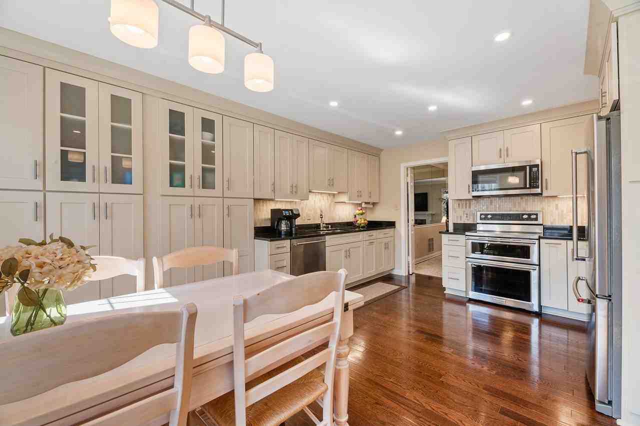 5918 Empire Way - Photo 4 of 42