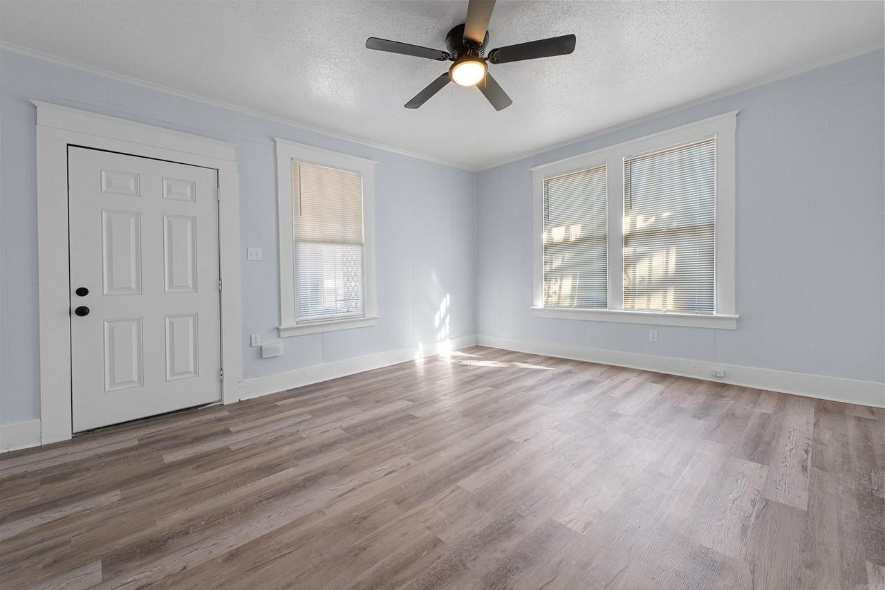 4423 W 26th St - Photo 3 of 19