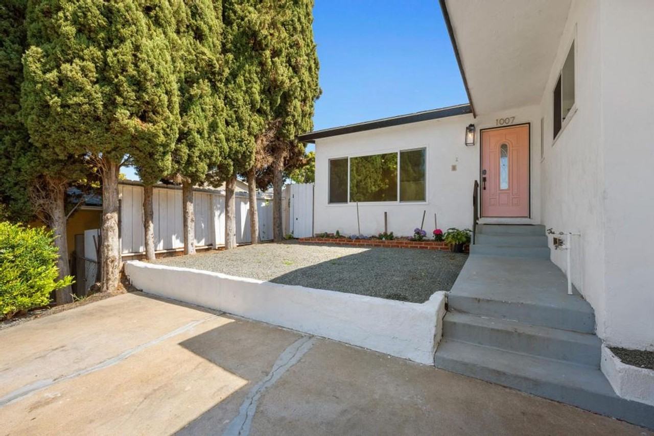 1007 Winston Dr - Photo 3 of 30