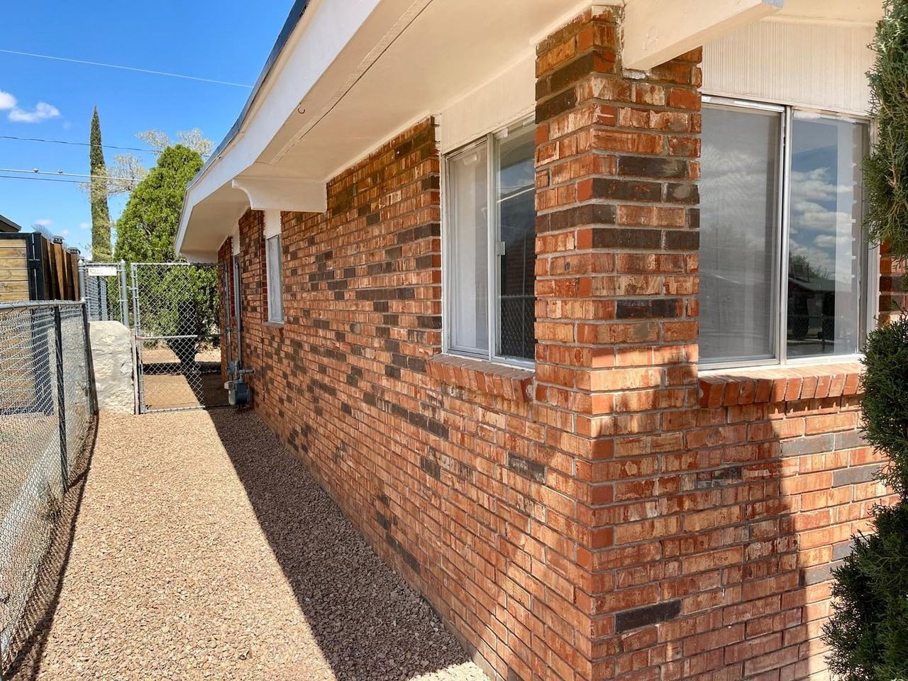4917 Royal Dr - Photo 3 of 16