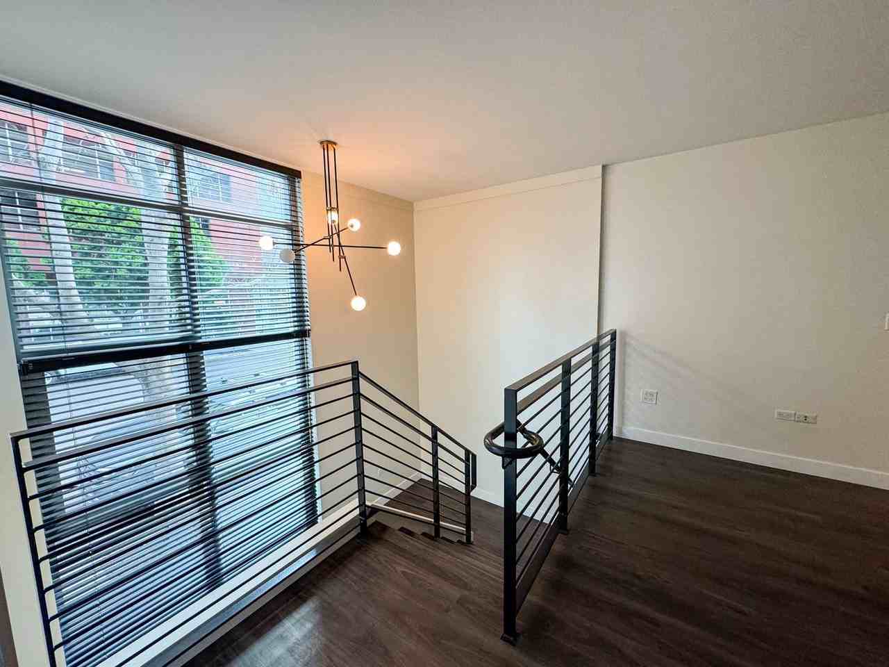 425 425 W Beech  227 - Photo 4 of 26