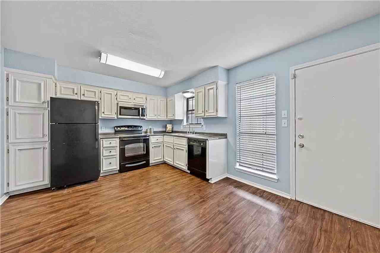 1298 Speight Ave - Photo 2 of 10