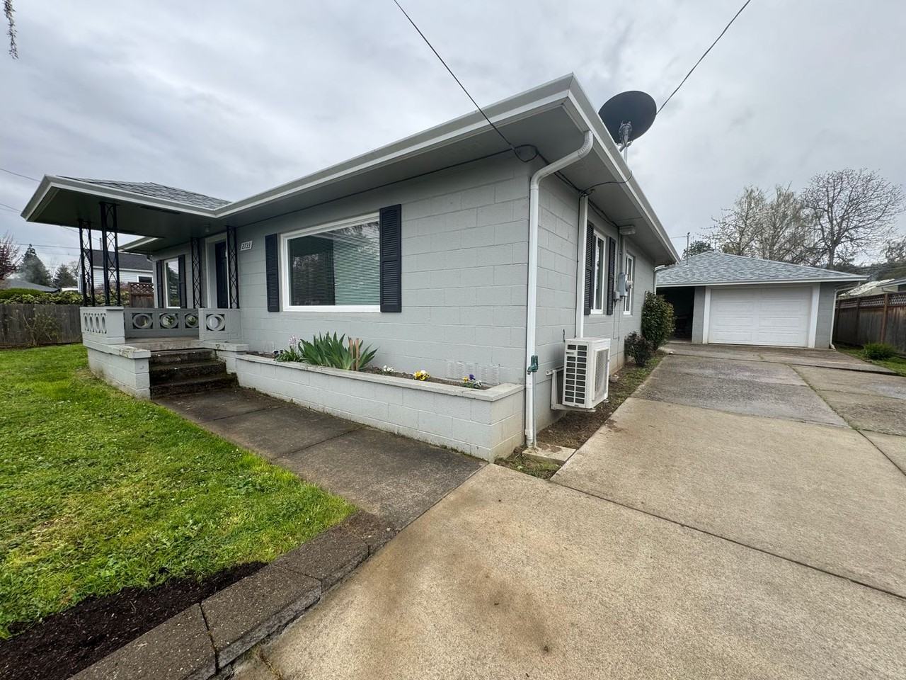 2733 W Sharp Ave - Photo 2 of 14