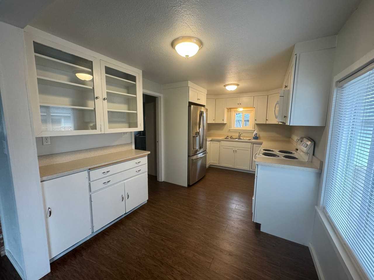 2733 W Sharp Ave - Photo 5 of 14