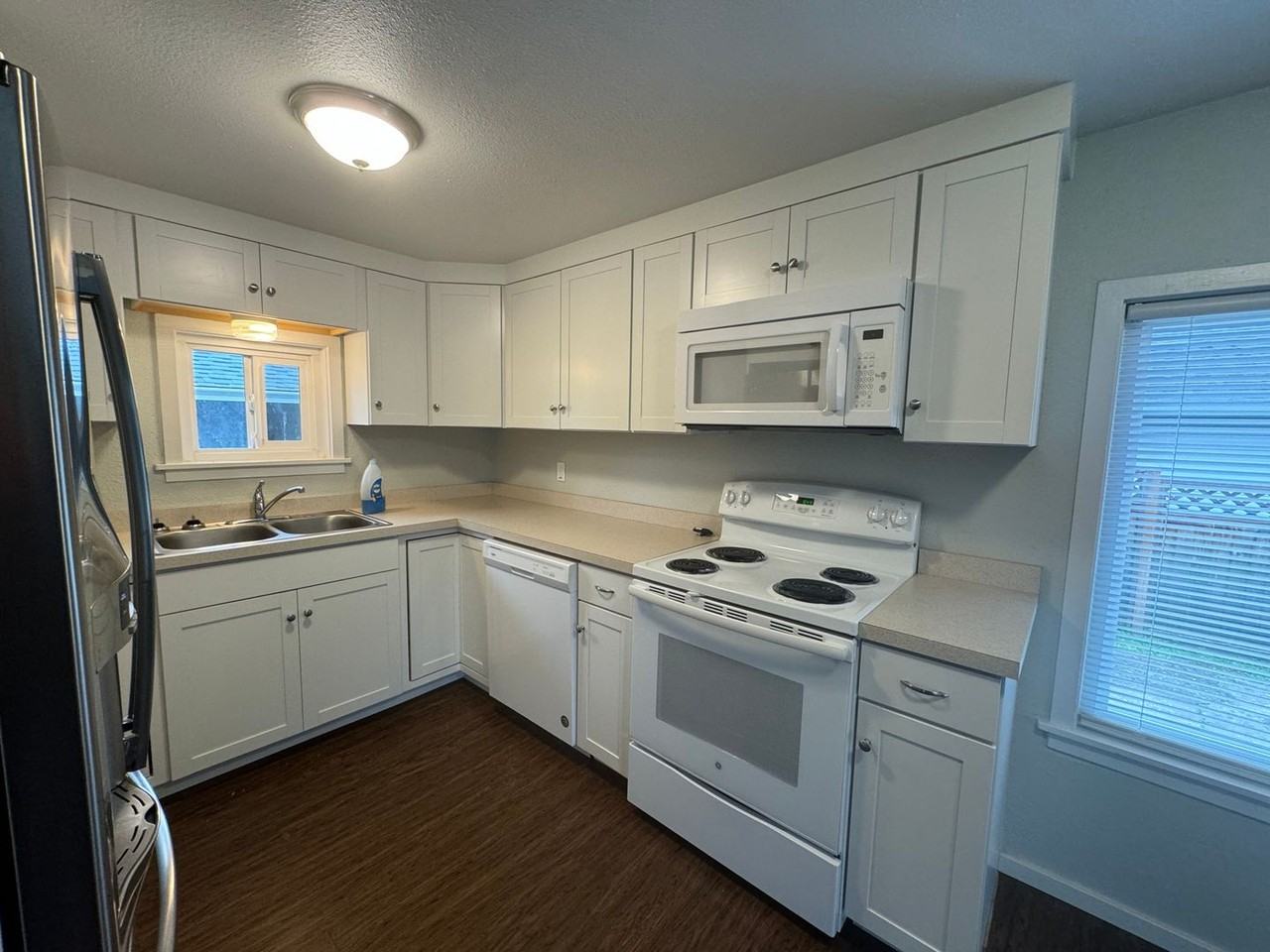 2733 W Sharp Ave - Photo 7 of 14