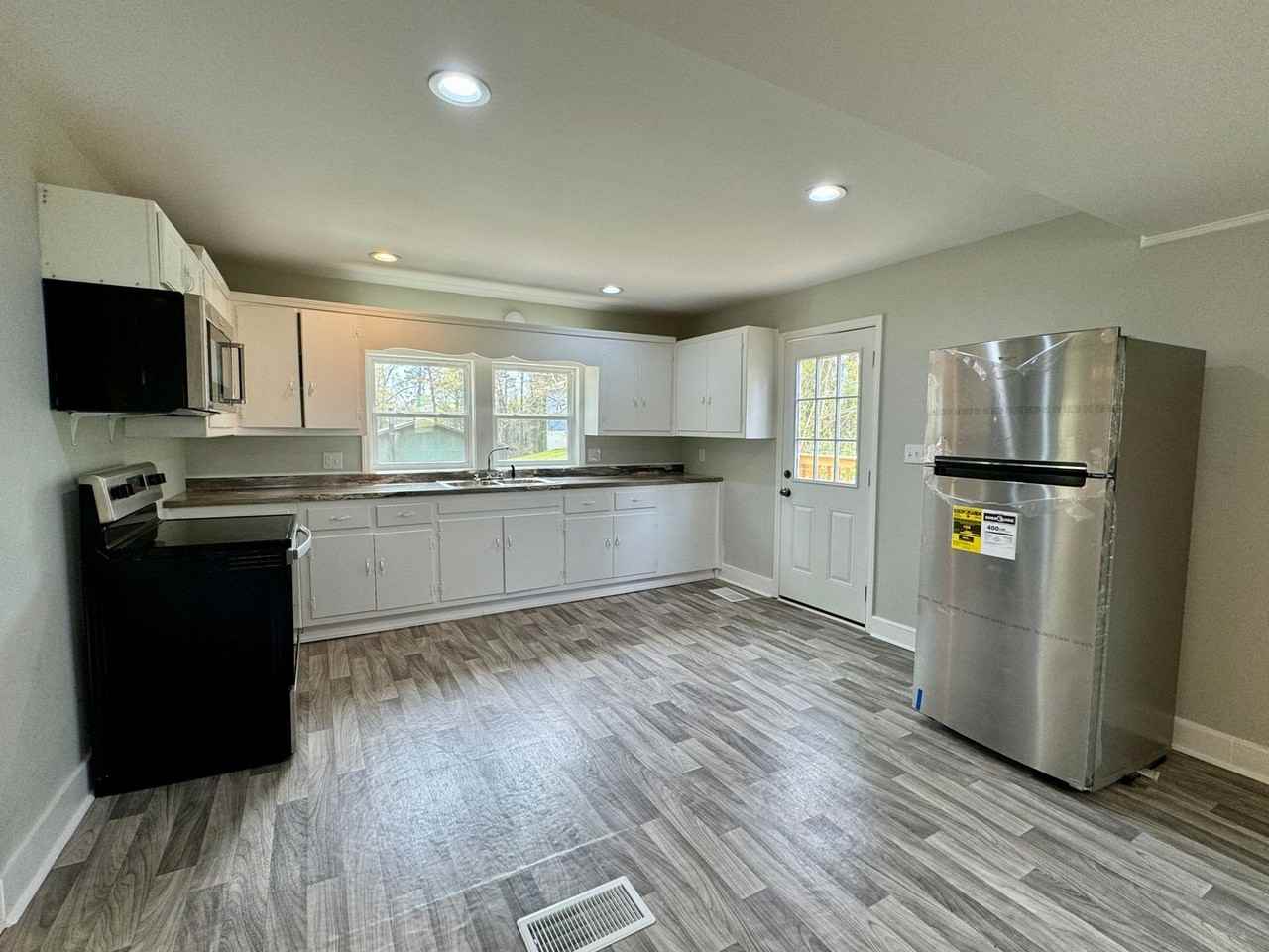 128 Mcadenville Ave - Photo 3 of 11